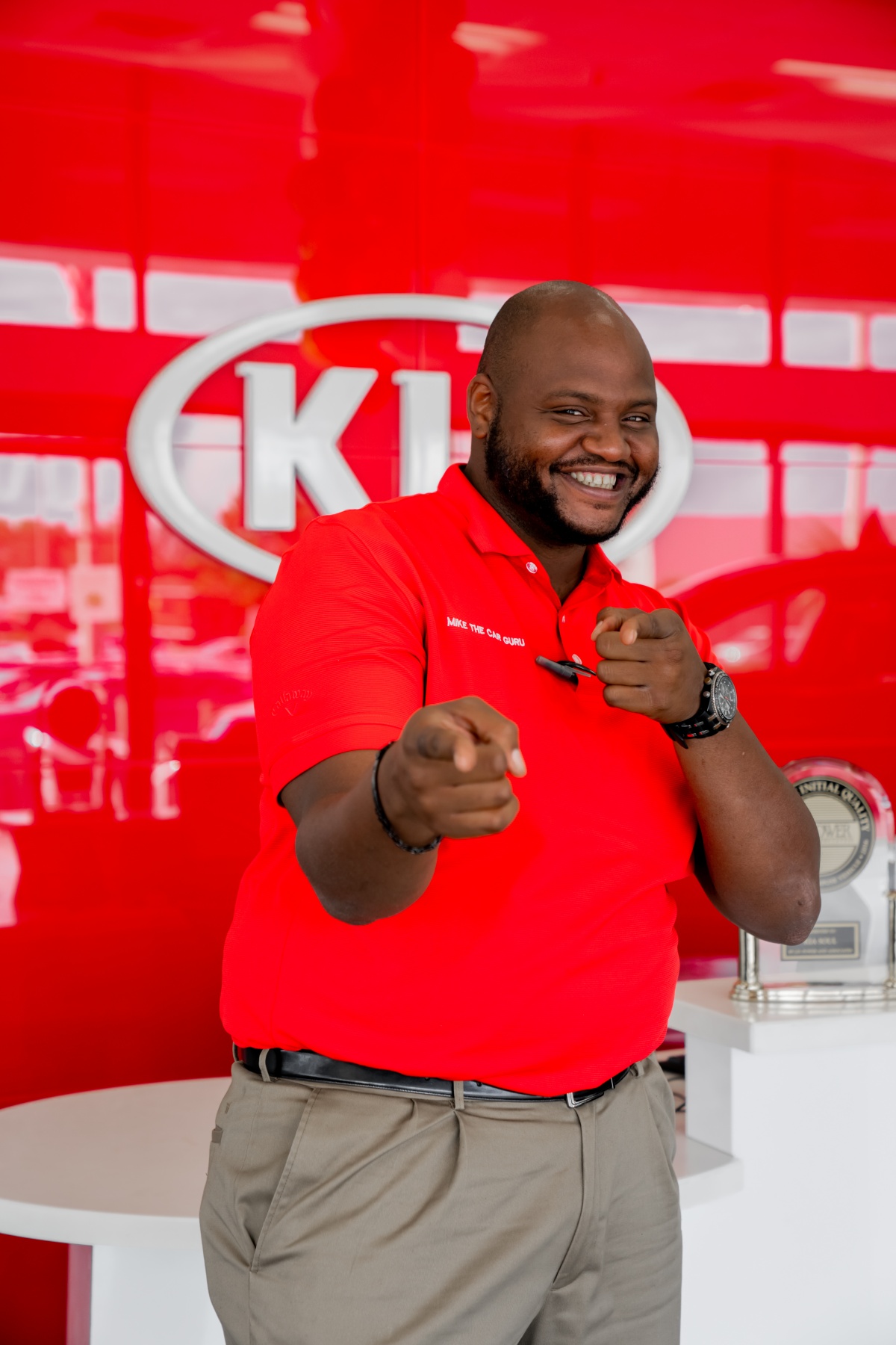 Mike the Car Guru smiling in front of Hollywood Kia signage